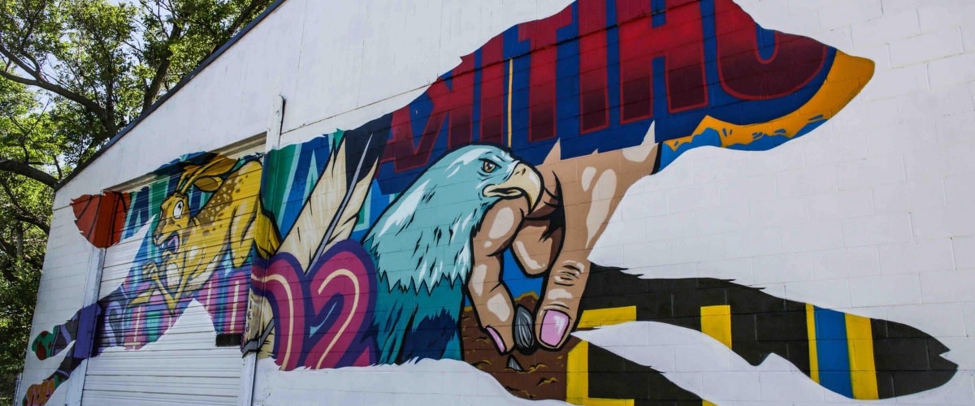 Are there any public art workshops related to creating murals and graffiti in harris county?